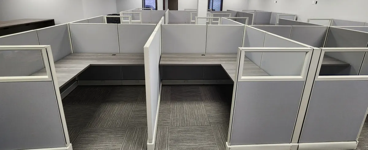 L-shaped cubicle workstation with divider panel