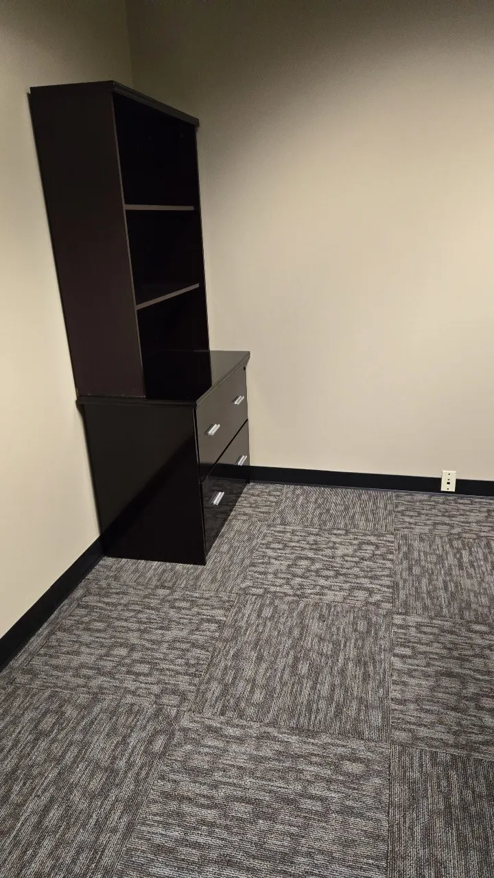 Lateral file cabinet with hutch storage